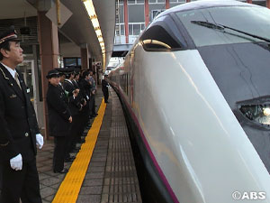 東京に向かうこまちの一番列車