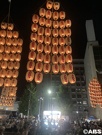 夜空に上がる竿燈