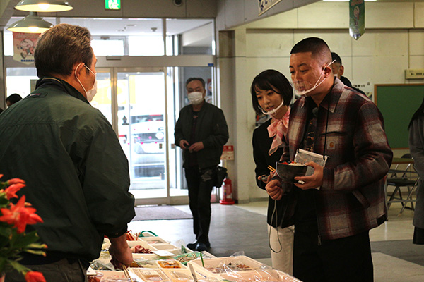 秋田の台所・市民市場で超豪華海鮮ノッケ丼対決！！