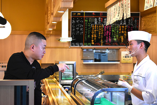 回転寿司屋で回るのは「秋田のごはんのオトモ」