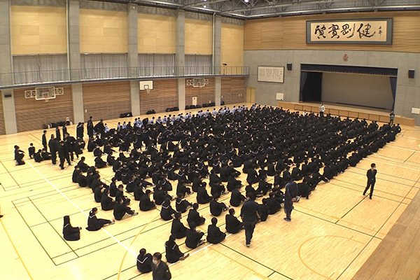 秋田工業高校を訪問!全校生徒の前にサプライズ登場!