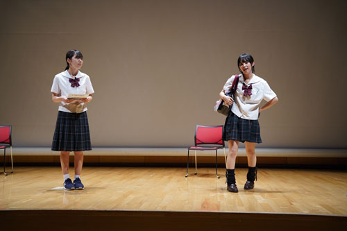 左：土崎空襲の学習に真剣に取り組む、学級委員長なごみ　右：戦争なんて自分に関係ないと一蹴する永遠（とわ）