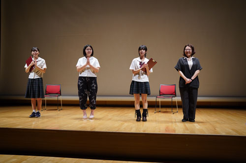右：劇制作を呼びかけた短大講師 菅野薫さん