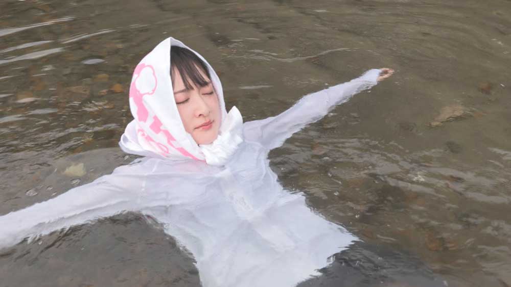 いこま、かぶりつく