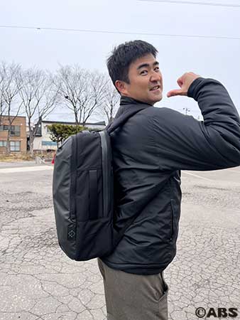 リュック背負う