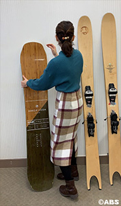ハイレンタル用のスノーボードとスキー板