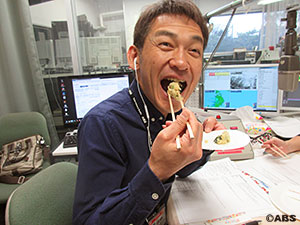 コロッケを食べる関さん