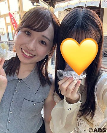 友人と何か食べてる写真