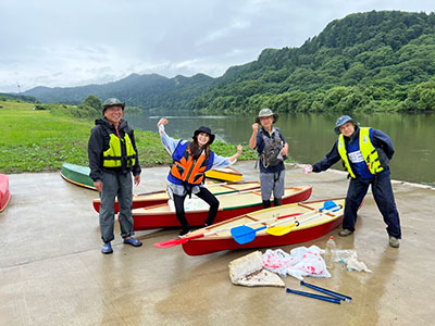 カヌーで米代川のごみ拾い