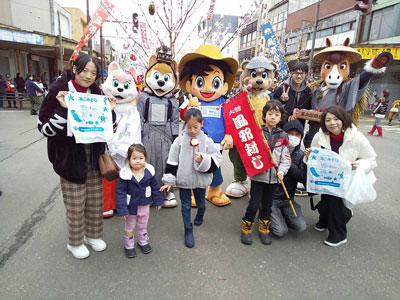 出発！釣りキチ三平拾い箱<br>大館アメッコ市でごみゼロを呼びかけ