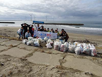 秋田県立大学　エコの環サポーターズ　海岸清掃