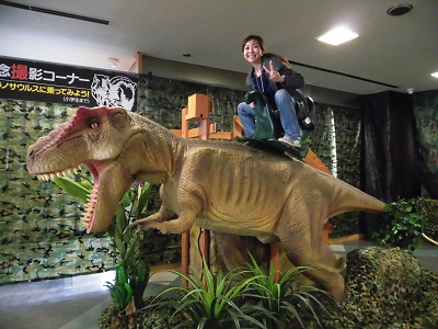 恐竜に乗る