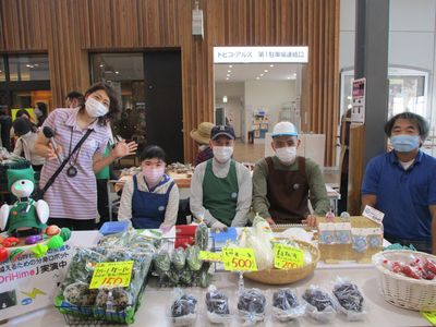 秋田駅ぽぽろーど「水曜市」～スクールファーム河辺ブース～