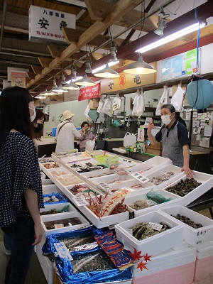 秋の味覚！サンマ。秋田市民市場「安亀商店」