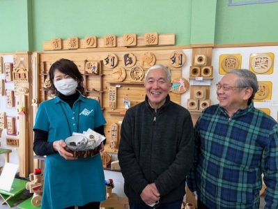 菓子店で目を惹く木工細工～象潟町　伊藤菓子店～