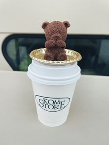 くまのロゴが目印のキッチンカー「KOM STORE」