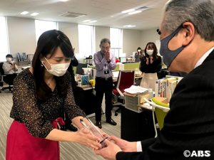 立田社長からトロフィーを受け取る酒井アナ